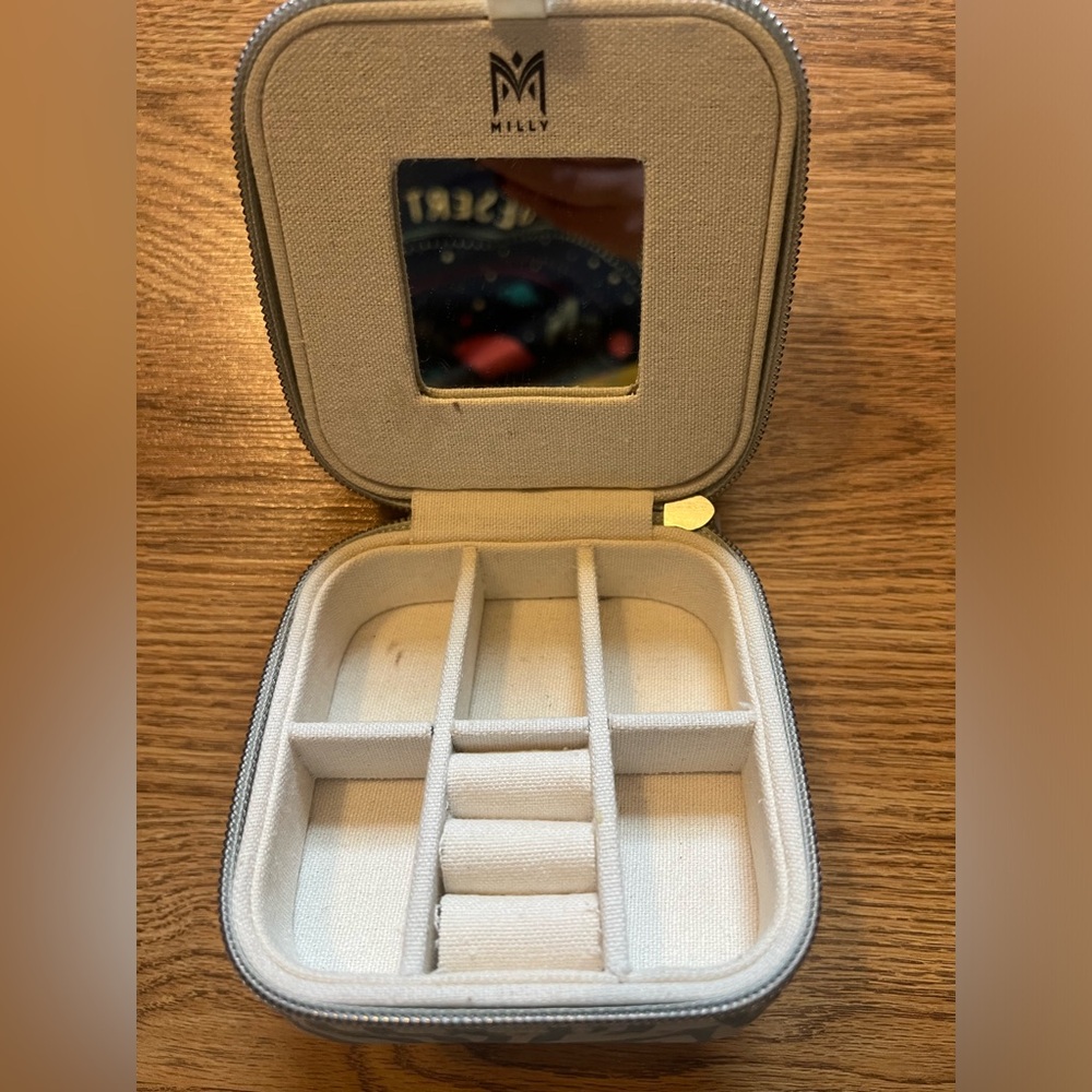 Travel jewelry case